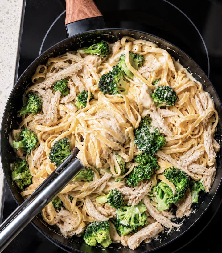Fettuccine tossed with Alfredo sauce, shredded chicken and broccoli